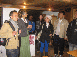 Alexandra Konda vom Bergbauernmuseum Diepolz erläutert den Besuchern aus Laos und Kambodscha das Projekt Zeitreise.